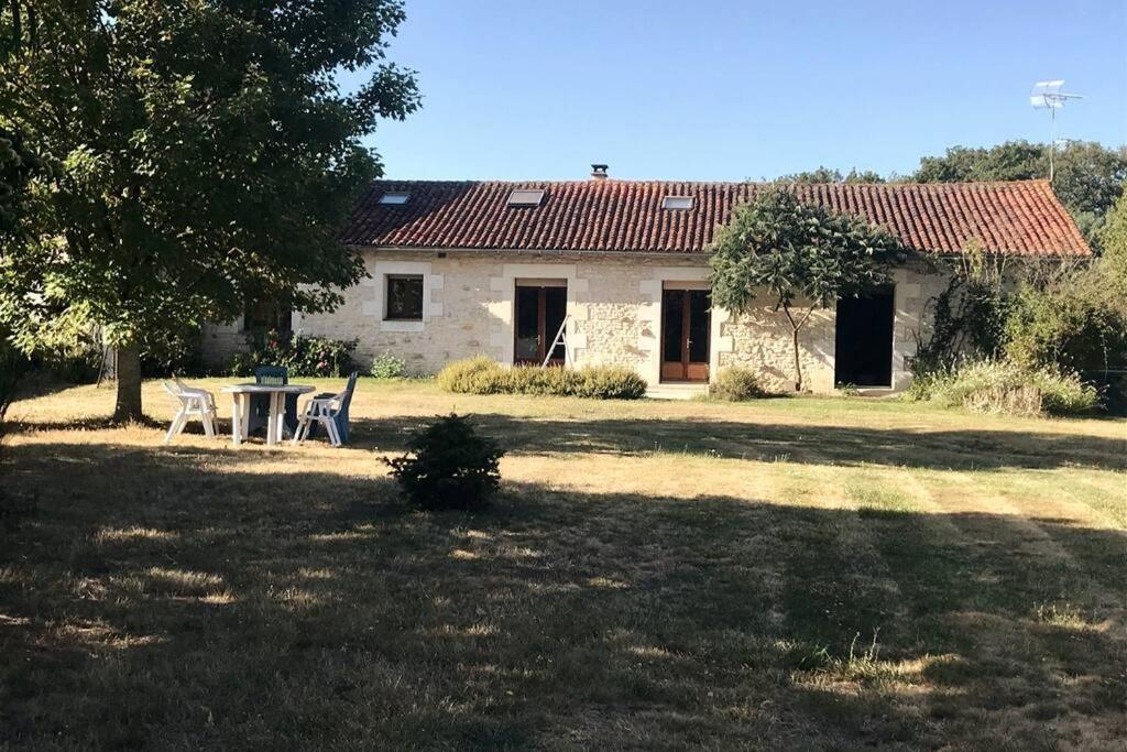 La Fermette Aux Lamas Savigny-Lévescault Exterior foto